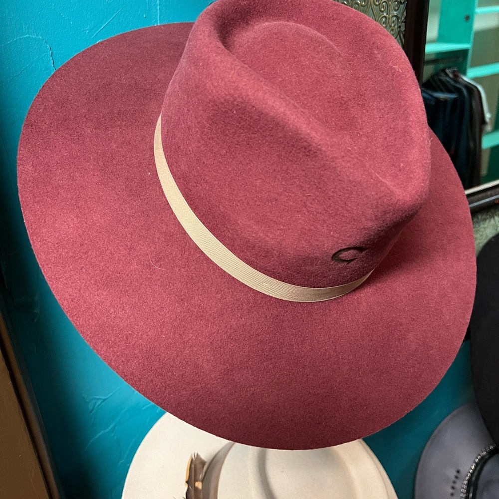 Charlie 1 Horse burgundy hat (L) with tan band